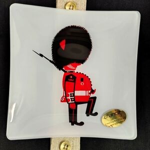 VINTAGE BEEFEATER ROYAL BRITISH GUARD SMALL SQUARE SOUVENIR PLATE FROSTED GLASS